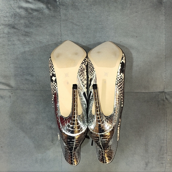 BCBG Haffi Snakeskin-Embossed Silver Heeled Ankle Booties Size 6 - Picture 5 of 9